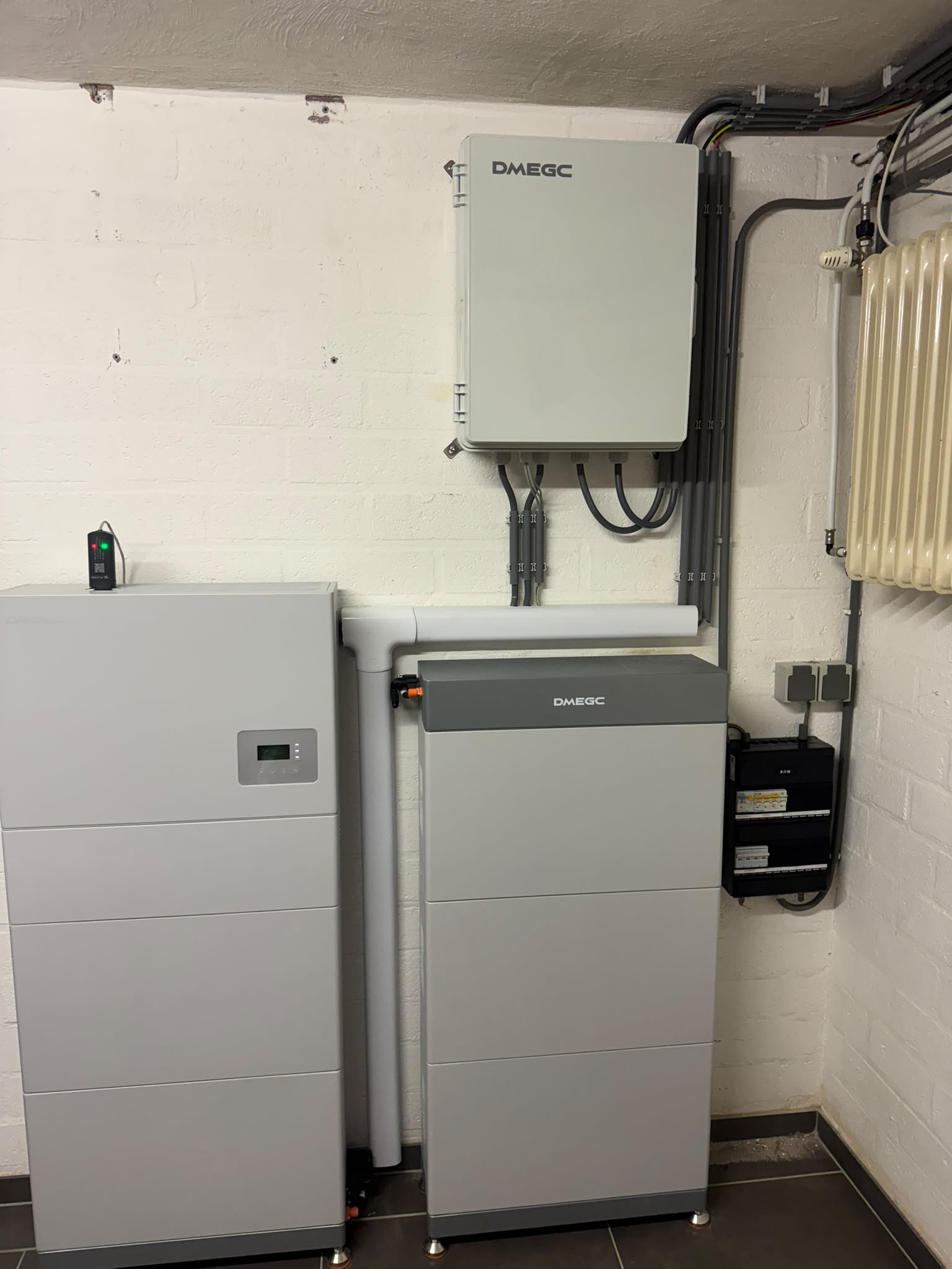 Thuisbatterij en omvormer aan de wand, geplaatst door Innovi Dak
